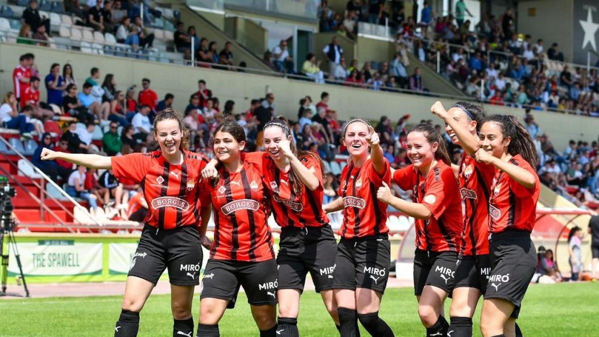 L'equip de la Fundació Futbol Base de Reus femení va ascendir fa un parell de setmanes.