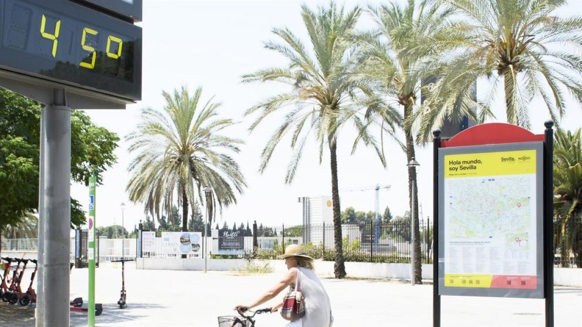 Imatge d'un carrer de Sevilla amb un termòmetre marcant 45 graus de temperatura.