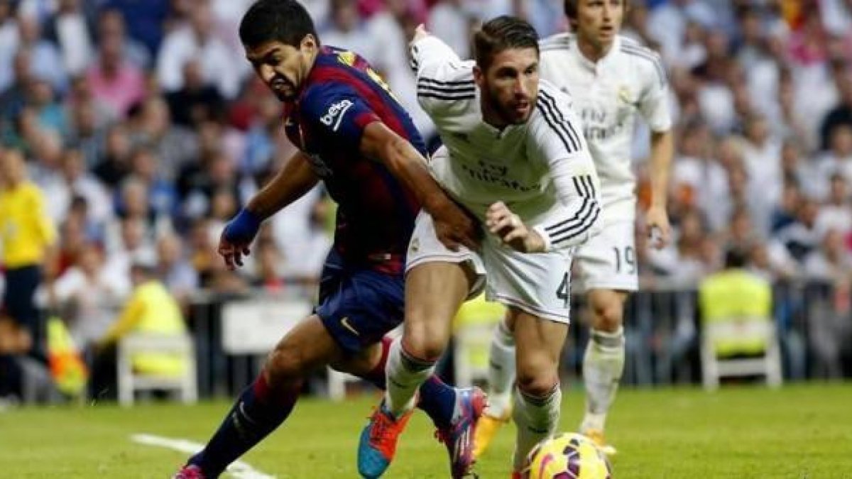 Luis Suárez y Sergio Ramos, en un clásico.