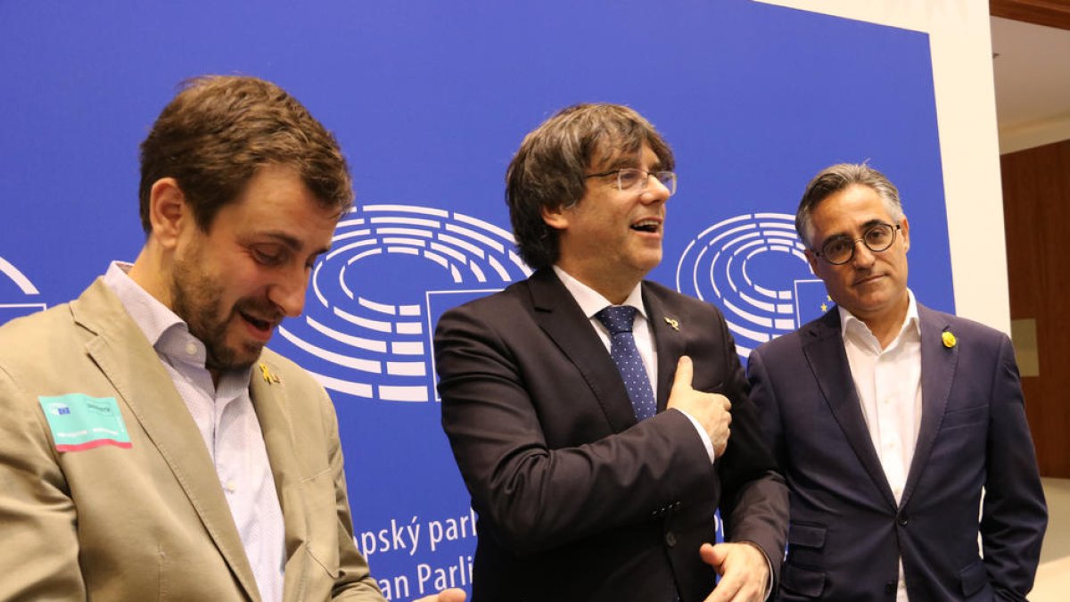 Pla conjunt de Toni Comín, Carles Puigdemont i Ramon Tremosa abans d'atendre els mitjans a l'Eurocambra