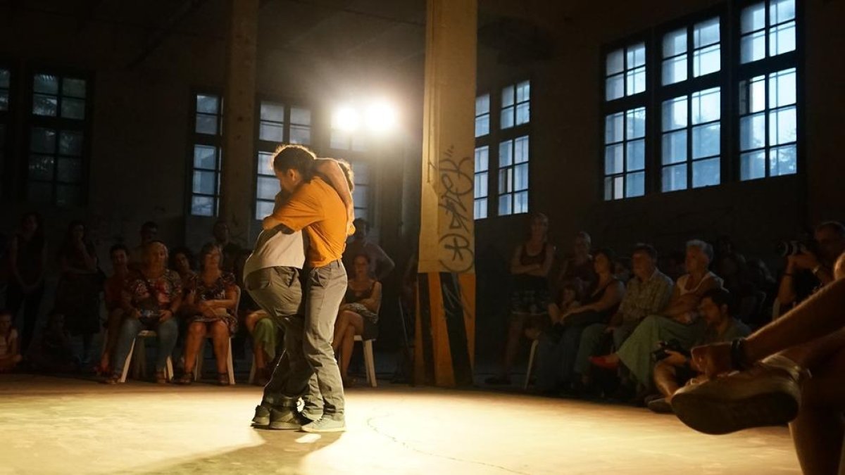 Imatge de l'espectacle 'Tornado' que es va fer a l'interior de l'edifci de la Tabacalera.