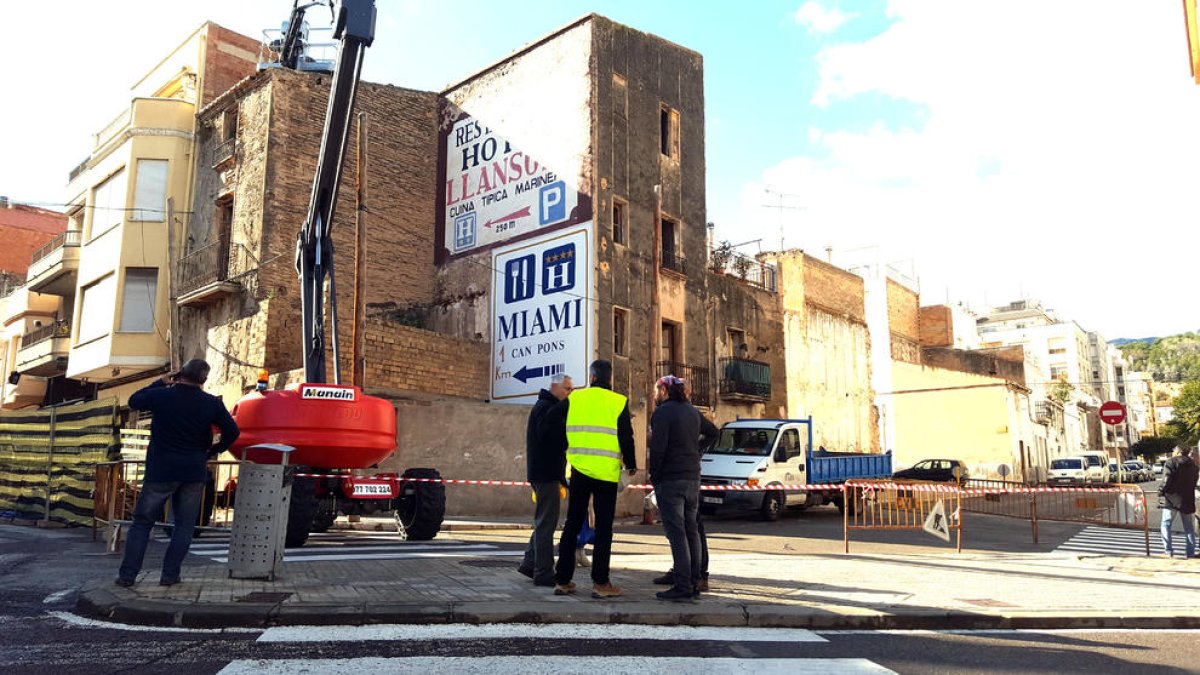 Los primeros trabajos de derribo de las casas viejas de la calle Constància de Sant Carles de la Ràpita.