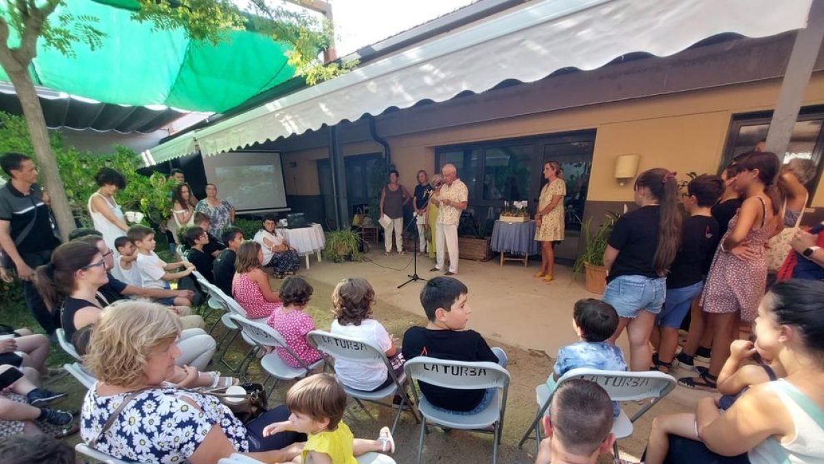 Mares i pares dels alumnes van assistir a l'acte de commemoració.