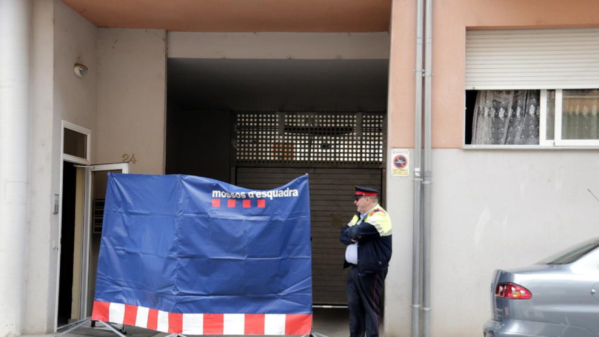 L'entrada del pis on va tenir lloc el crim d'Olot.