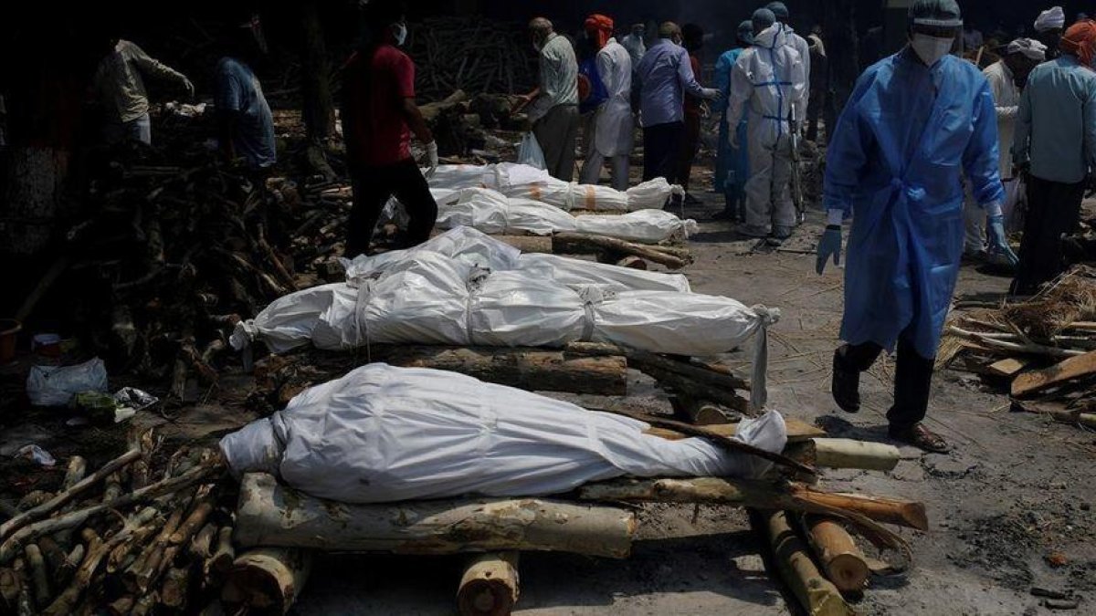 Cadàvers a punt de ser incinerats a l'índia, un dels païssos més afectats per la pandèmia.