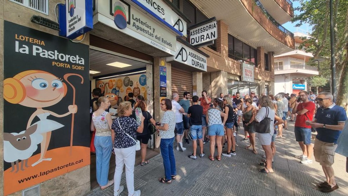 Cua de gent a la Loteria La Pastoreta.