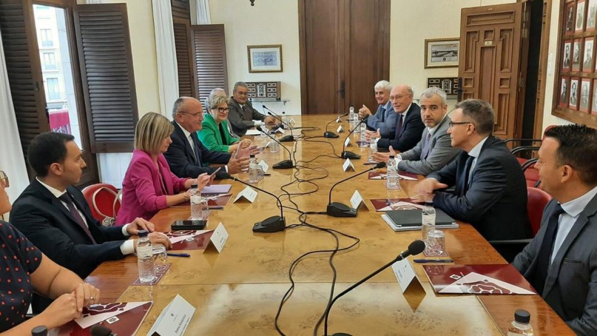 Imatge de la reunió entre l'alcalde de Reus i el president d'Aena.