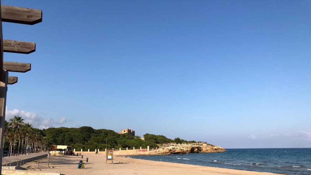 Imagen de la playa Arrabassada totalmente desalojada.