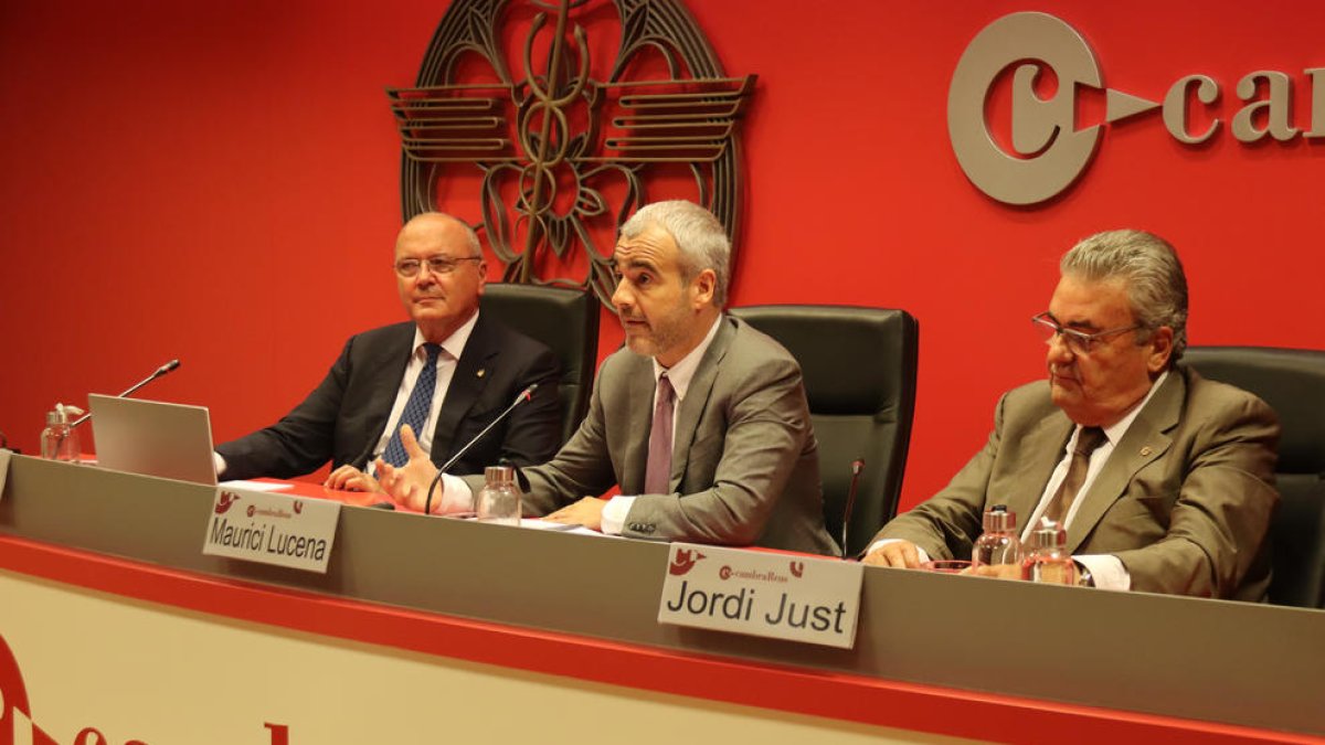 El president d'Aena, Maurici Lucena, durant la seva intervenció a la Cambra de Comerç de Reus, acompanyat de l'alcalde de Reus, Carles Pellicer, i del president de l'ens, Jordi Just.