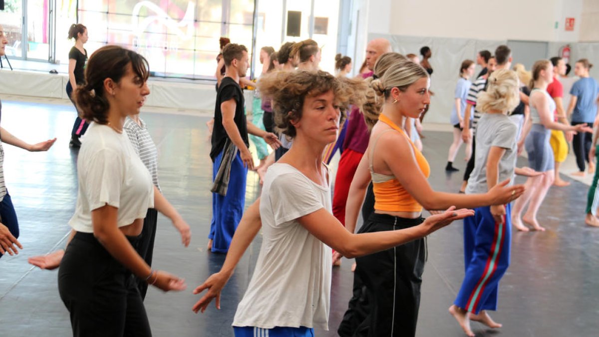 Alumnes ballant en la primera classe formativa del Deltebre Dansa.