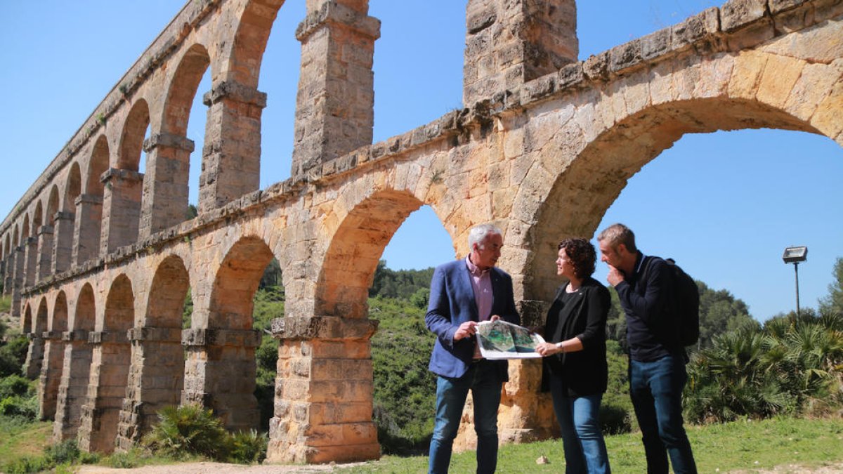 La directora general d'ecosistemes forestals Anna Sanitjas, el director de Serveis Territorials Àngel Xifré i el cap de secció de boscos d'Acció Climàtica Carles Miranda expliquen el pla de prevenció d'incendis

Data de publicació: divendres 13 de maig del 2022, 12:45

Localització: Tarragona

Autor: Ariadna Escoda