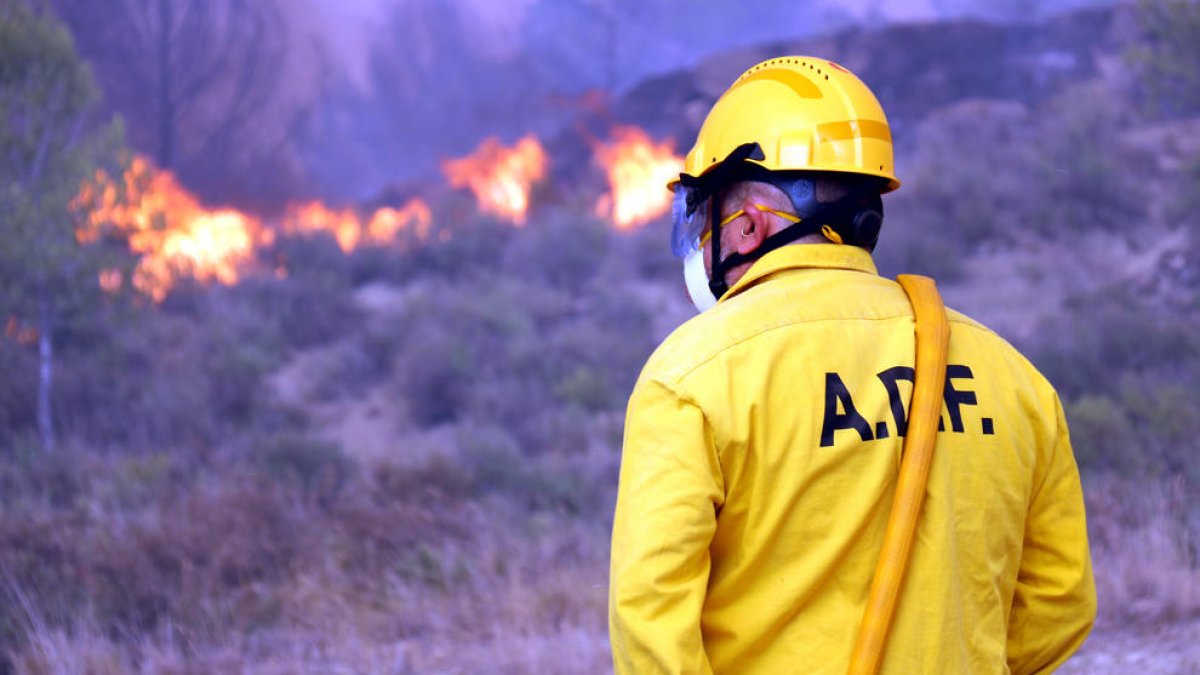 Les ADF esperen el foc al Pont de Vilomara i Rocafort.