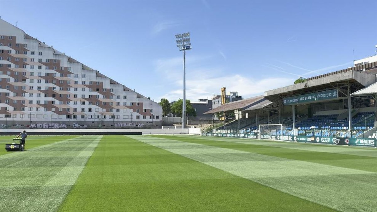 Imatge del camp de futbol de l'estadi del Red Star a Saint-Ouen, França.