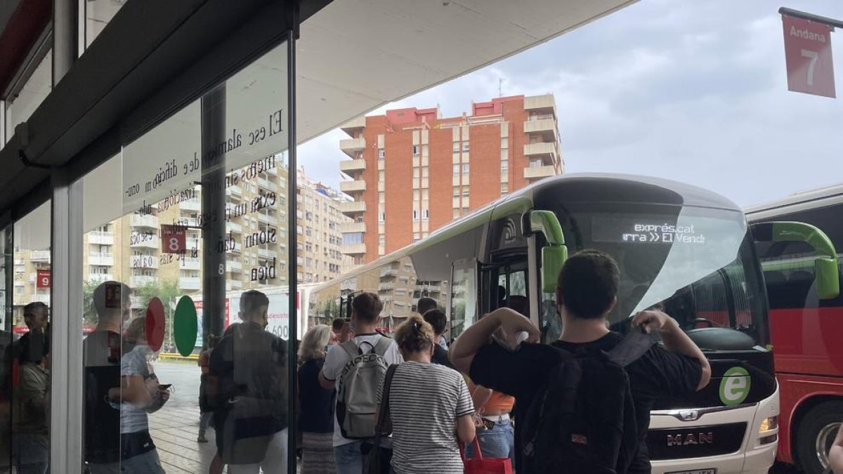 Imatge d'un autobús exprés.cat a l'estació de Tarragona dimarts al migdia.