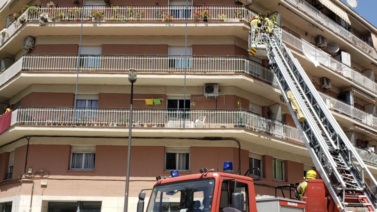 Imatge de l'actuació dels Bombers a l'edifici on s'ha produït el despreniment a Reus.