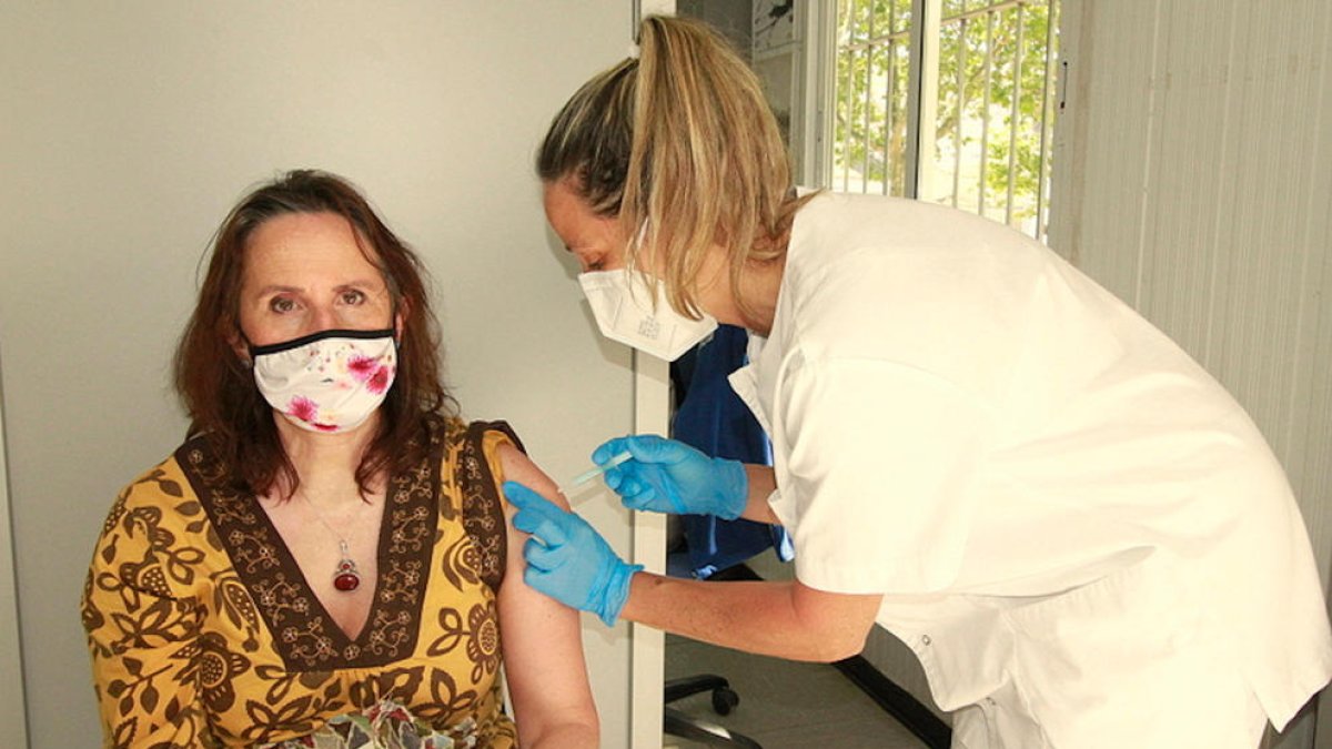 Una infermera administra una de les últimes dosis de vacuna contra la covid-19.