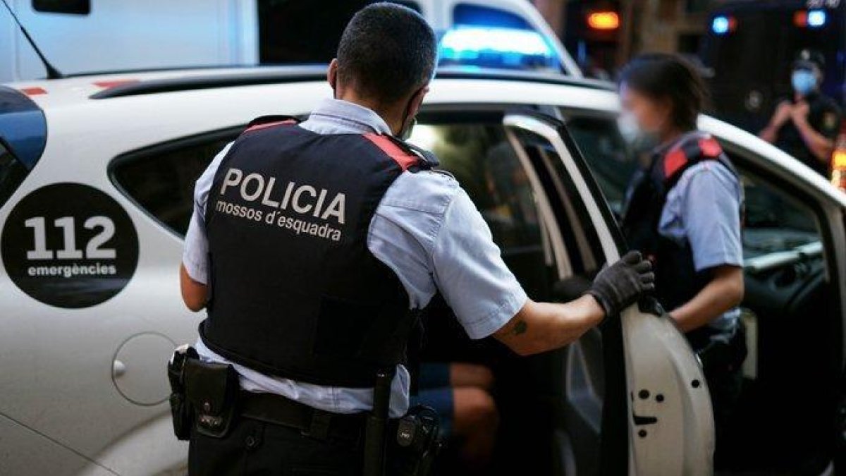 Imatge d'arxiu de dos agents dels Mossos.