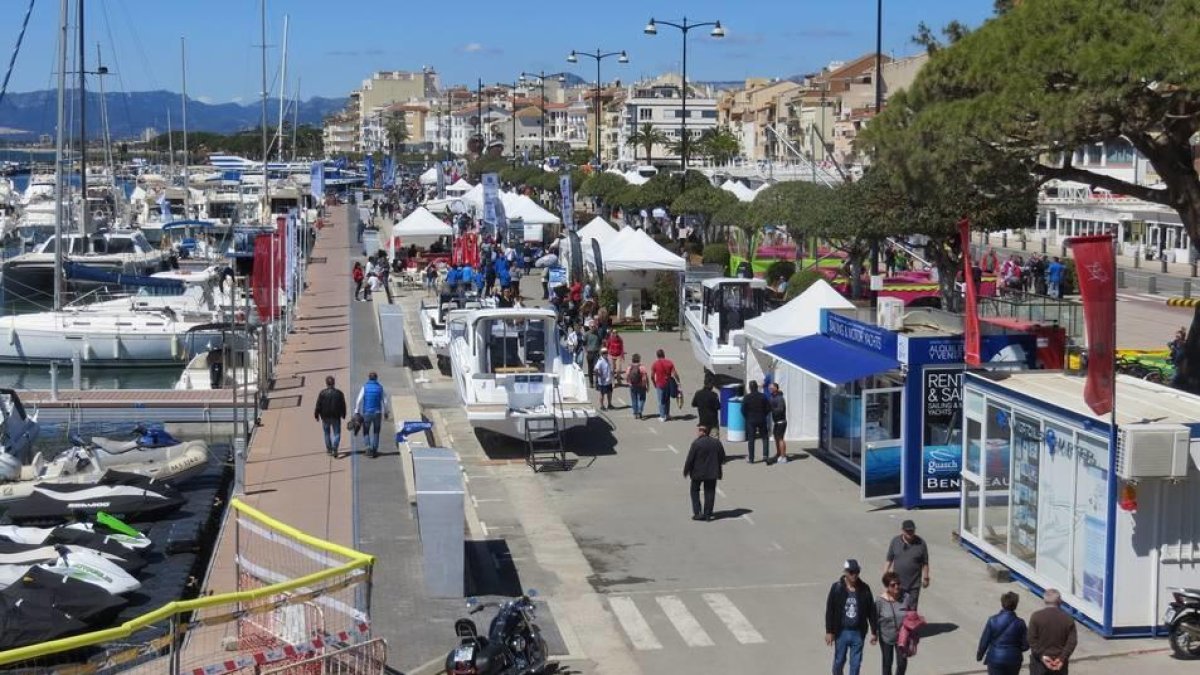 Vista aèria de l'edició del 2019 de la Fira Marítima de la Costa Daurada al port de Cambrils.