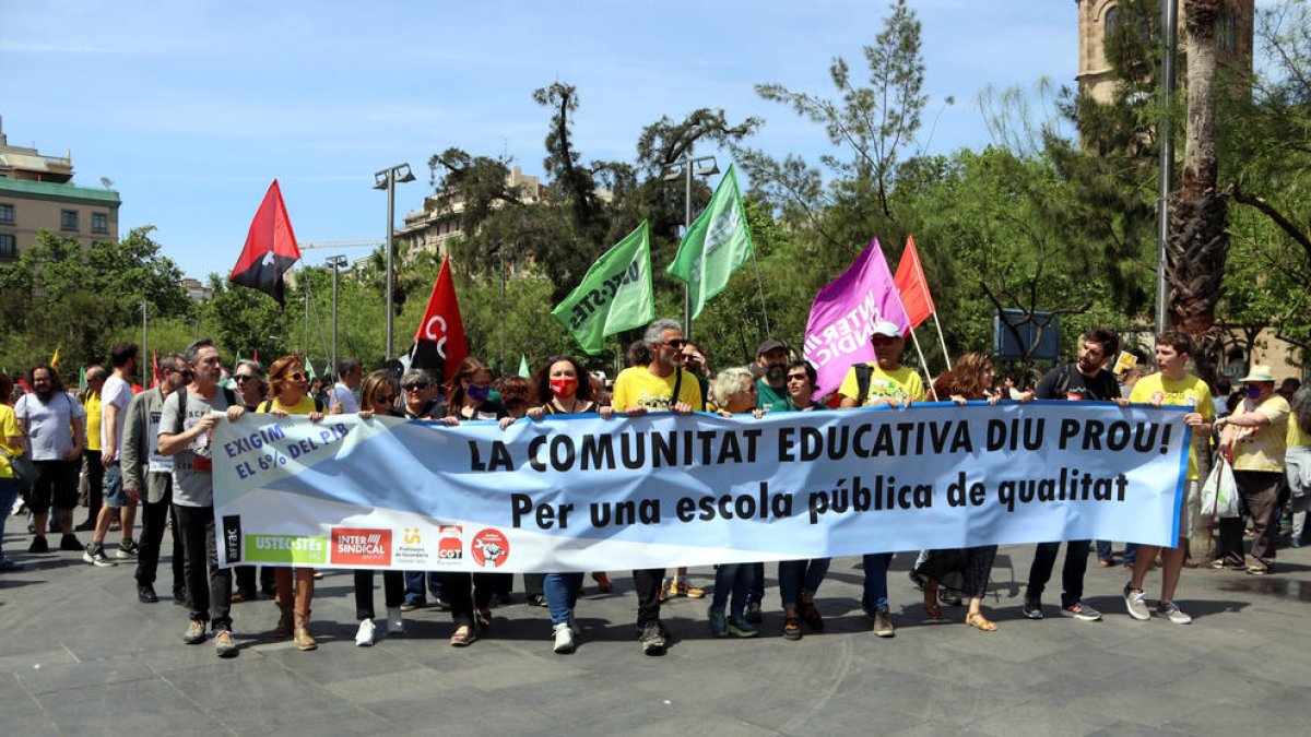 La capçalera de la marxa amb una pancarta que diu: 'La comunitat educativa diu prou'