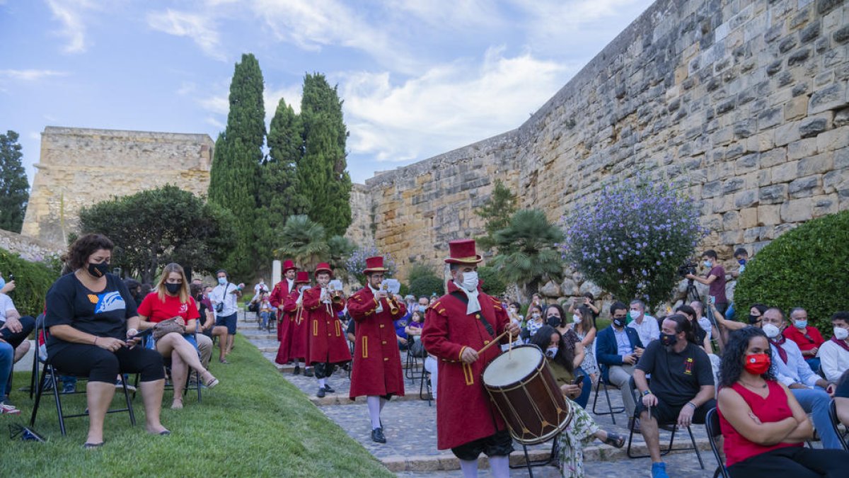 La Cobla de Ministrers del Consell Municipal, como es habitual, empezaron ayer las fiestas de Santa Tecla dando paso a la Crida con el discurso de la Perpetuadora.