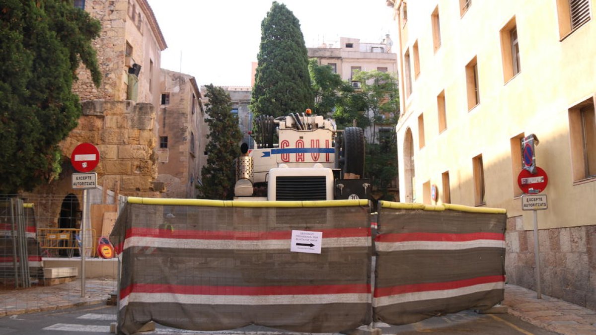 Instal·lació d'una grua a Ca l'Agapito de Tarragona per restaurar l'emblemàtic edifici.