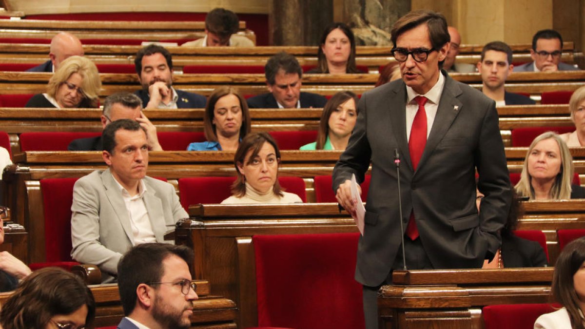 El líder del PSC, Salvador Illa, interviniendo en el Parlament.