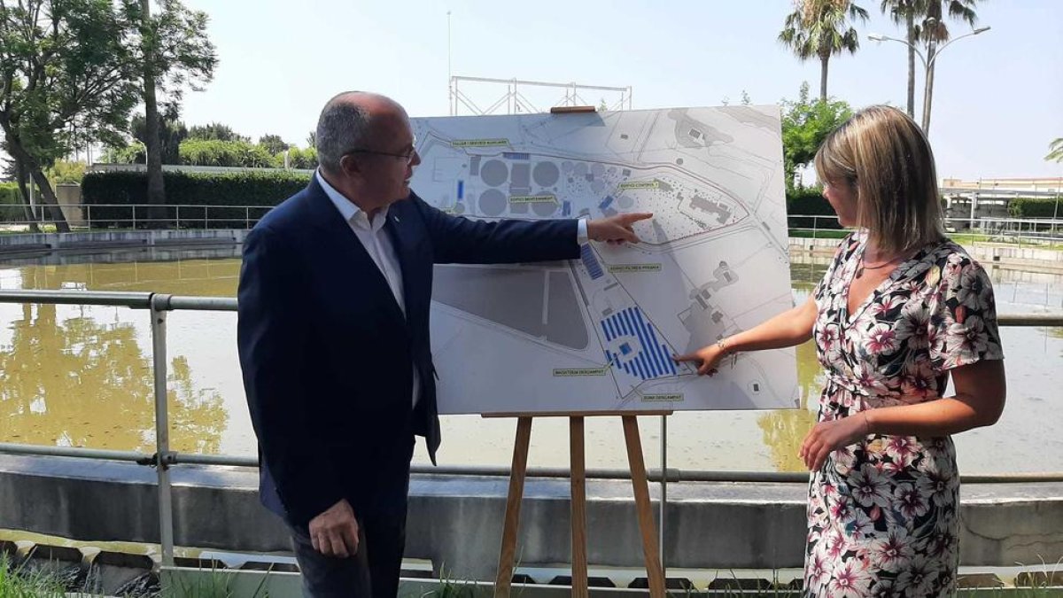 El alcalde de Reus, Carles Pellicer, y la vicealcaldesa, Noemí Llauradó, presentando el proyecto de una planta solar fotovoltaica de autoconsumo en la estación depuradora de aguas residuales de Reus.