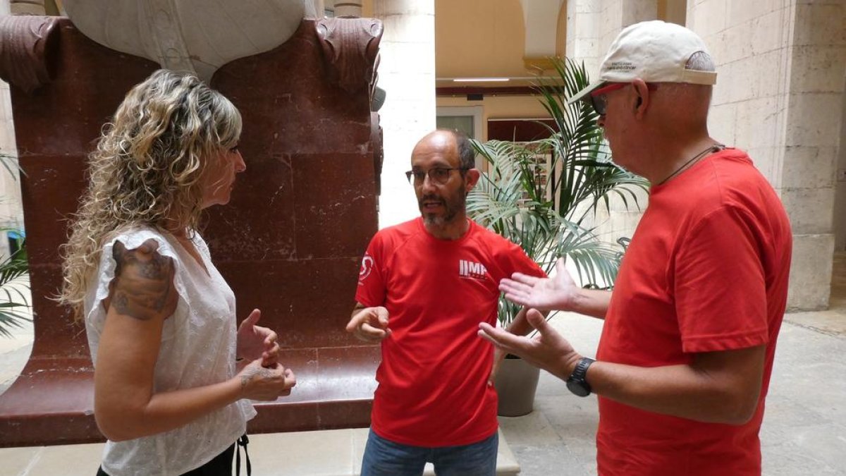 La consellera d'Esports de Tarragona amb els dos ciclistes durantla recepció.