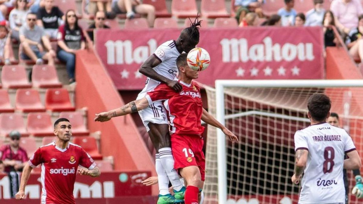 Pablo Fernández se disputa una pelota aérea con Djetei.