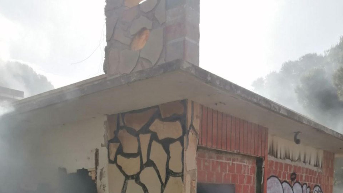 Los Bomberos apagando el fuego en la casa abandonada de Alcanar.