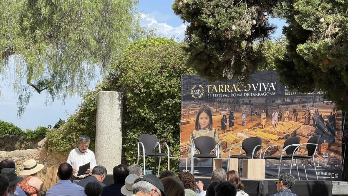 Imatge de l'acte d'inauguraciò al Passeig Arqueològic.