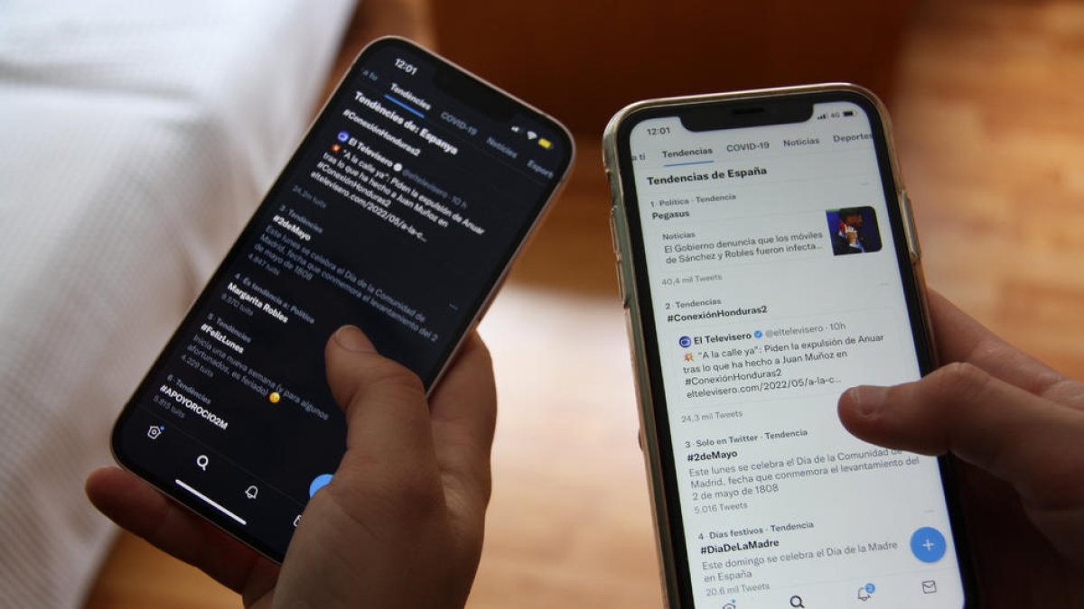 Dos dispositius mòbils mostrant les tendències de Twitter.