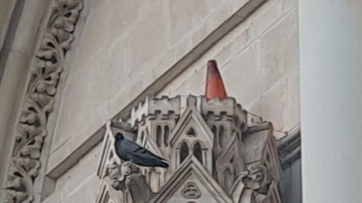 Imatge del con de trànsit a la façana de la Catedral de Cuenca.