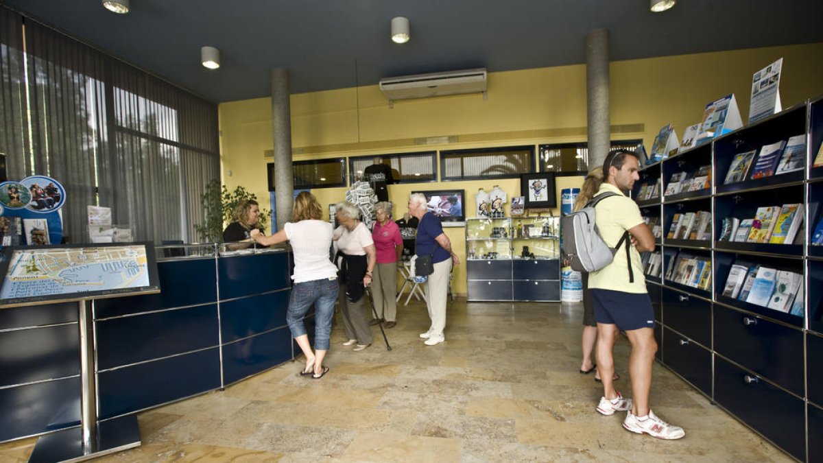 Imatge d'arxiu de l'interior de l'oficina de turisme de Cambrils.