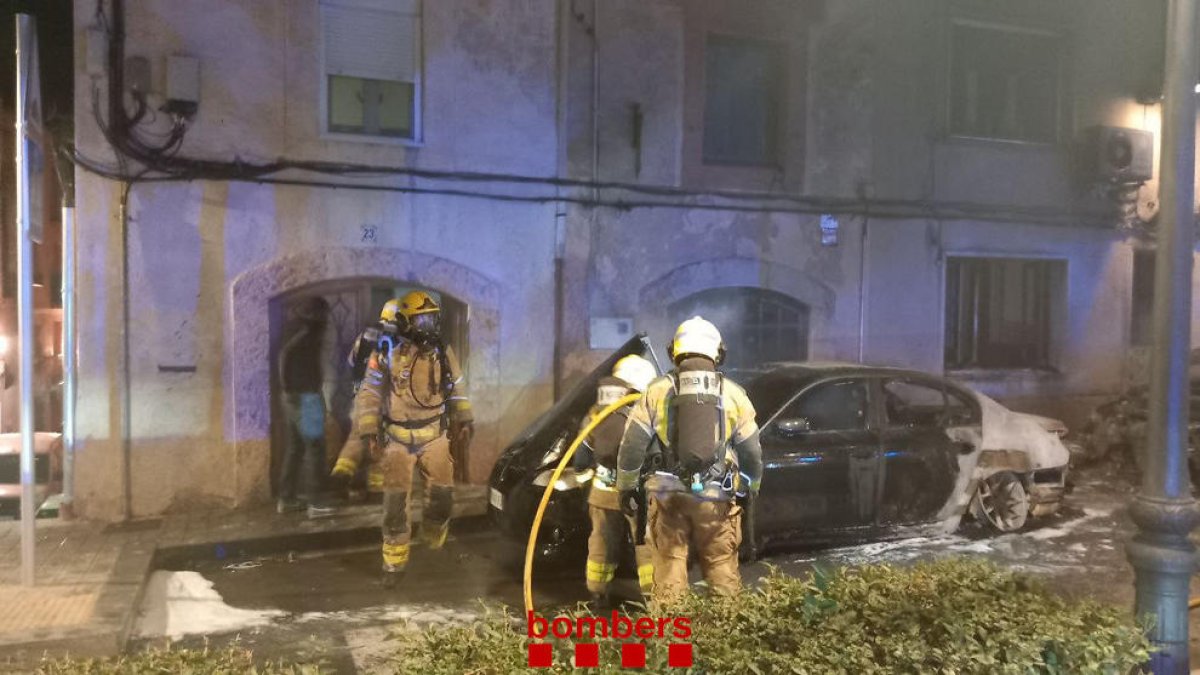El foc va afectar la façana exterior d'un habitatge.