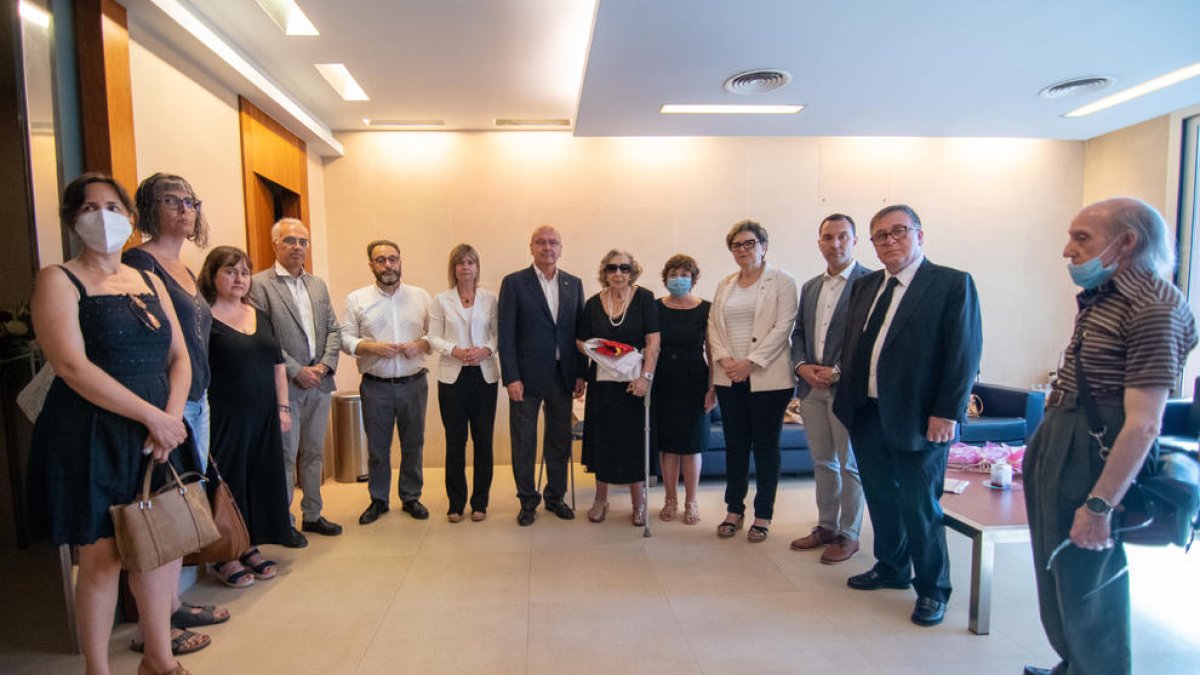 Lliurament de la bandera de la ciutat, per part de les autoritats municipals, a la família de Xavier Amorós al tanatori de Reus.