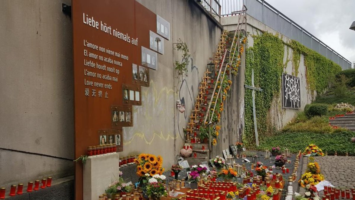 Ofrendas florales en el lugar|sitio donde se produjeron las víctimas del accidente.