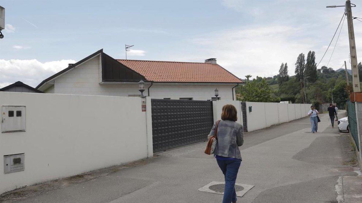 Vista exterior de la vivienda ubicada en La Mata, en el municipio de Grado (Asturias)