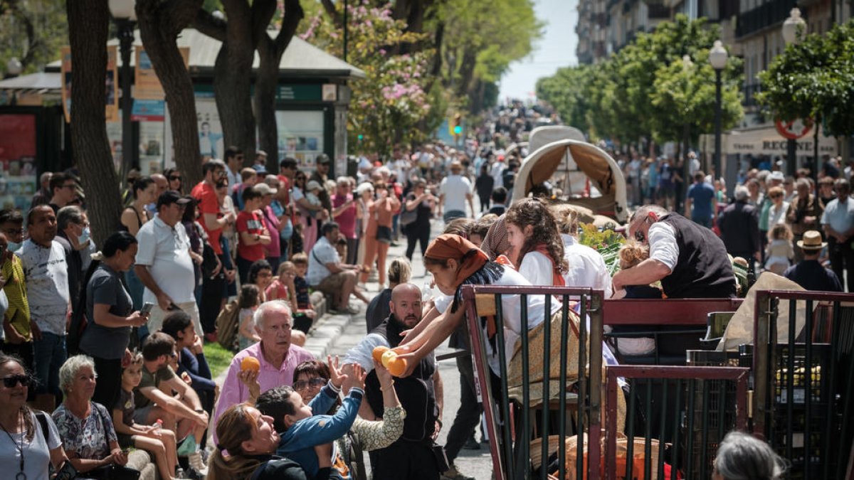 La mayoría del público se concentró en la Rambla Nova para ver pasar el desfile.