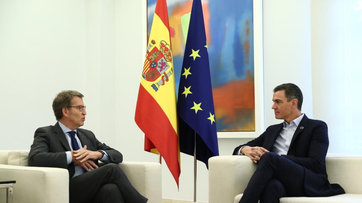El president del govern espanyol, Pedro Sánchez, amb el líder del PP, Alberto Núñez Feijóo, al Palau de la Moncloa