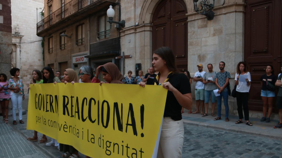 Unes 250 persones reclamen polítiques socials a Valls per fer front a la marginalitat del barri Antic.