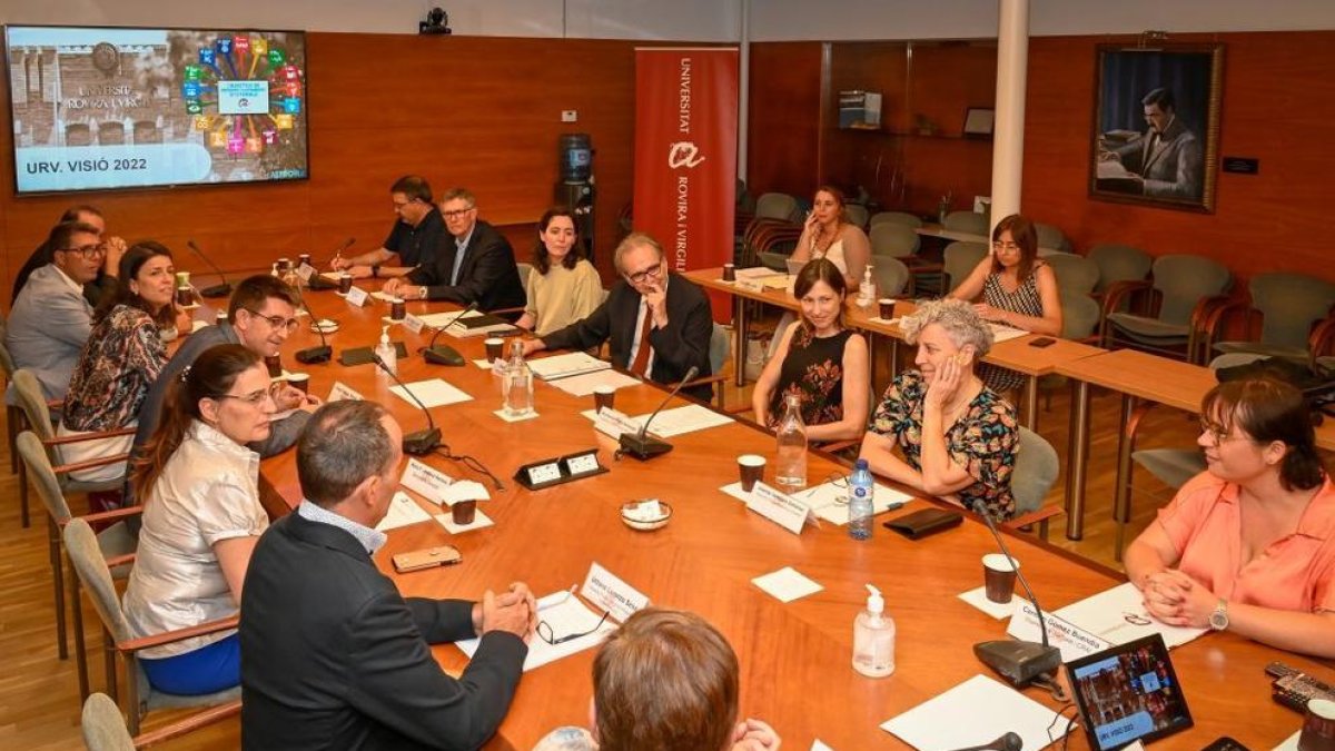 Reunió de treball dels membres del Consell de Direcció amb el ministre d'Universitats, Joan Subirats a la sala de juntes del rectorat.