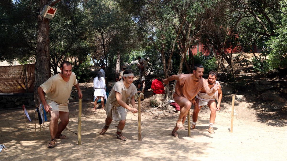 Els atletes que participen en una de les curses incloses en el Festival Terra Ibèrica de Calafell.