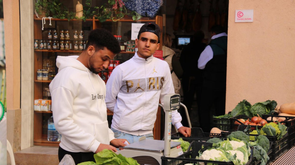 Els joves extutelats venen al mercat de Valls les verdures que han conreat.