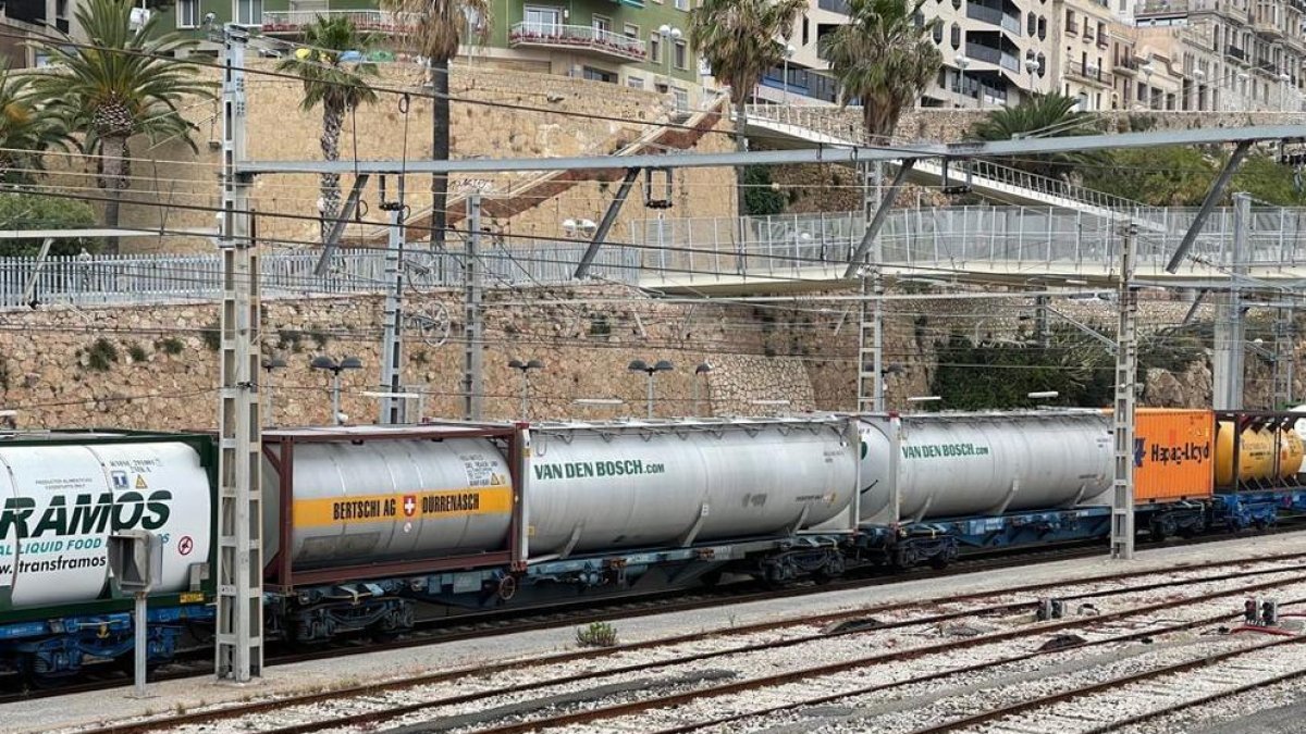 Imatge d'un tren de mercaderies a l'estació de Tarragona.