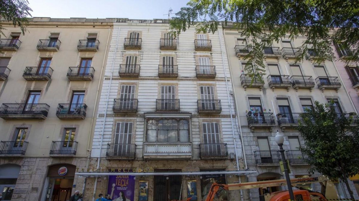 Las obras en la fachada del teatro han empezado aqu