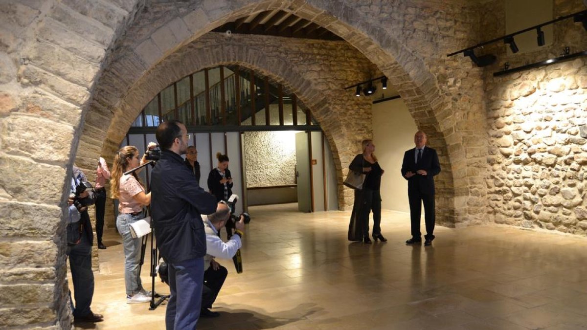 Imagen de la visita de la finalización de las obras al Castell del Cambrer.