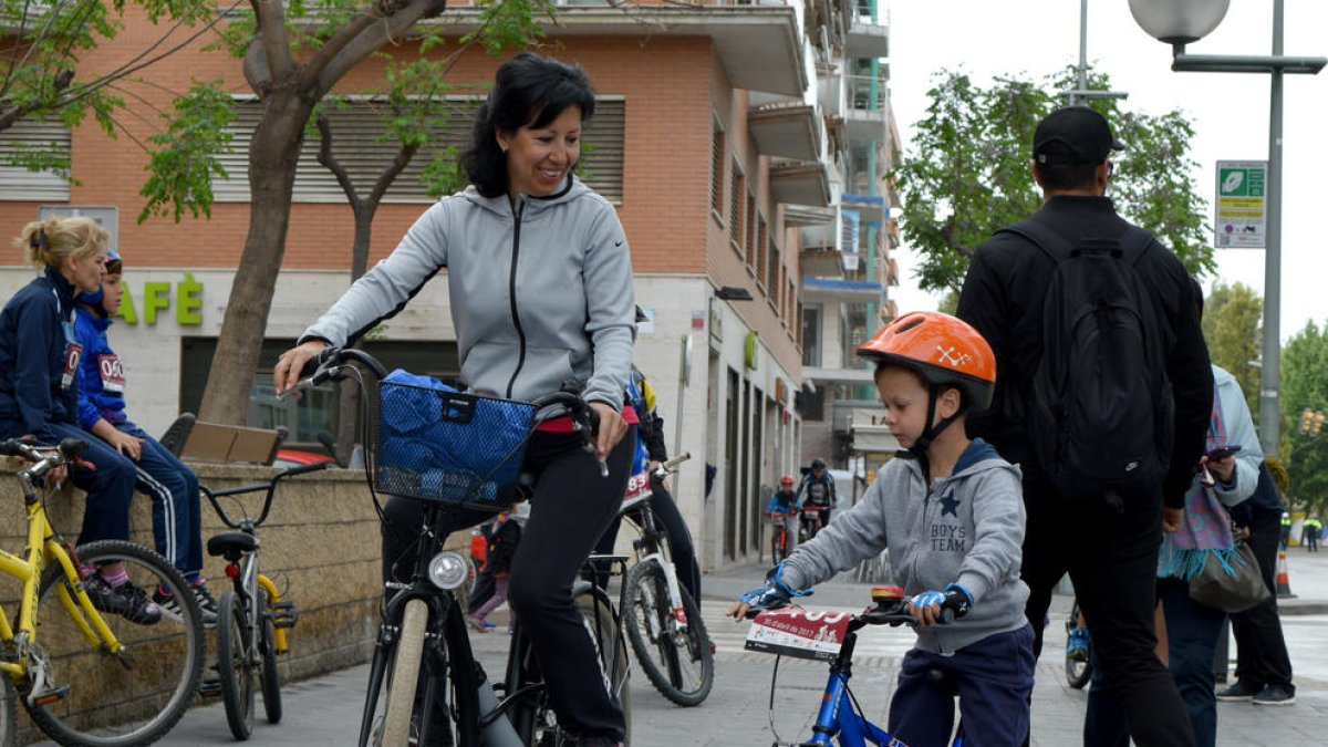 Imatge d'arxiu d'un nen en bicicleta a Tarragona.