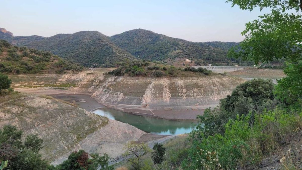 Imatge del pantà del Siurana amb un nivell molt baix d'aigua.