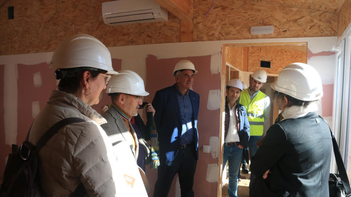 El conseller de Drets Socials, Carles Campuzano, durant la visita a les obres de les noves instal·lacions del Barnahus a Tarragona.
